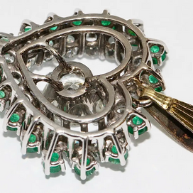 Herzanhänger aus 18 Karat Gold mit Diamanten und Smaragden – großer Solitär