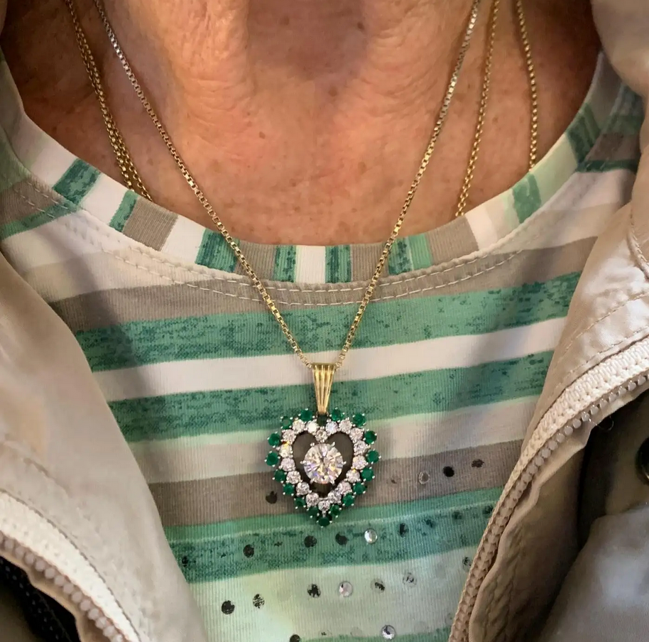 Herzanhänger aus 18 Karat Gold mit Diamanten und Smaragden – großer Solitär
