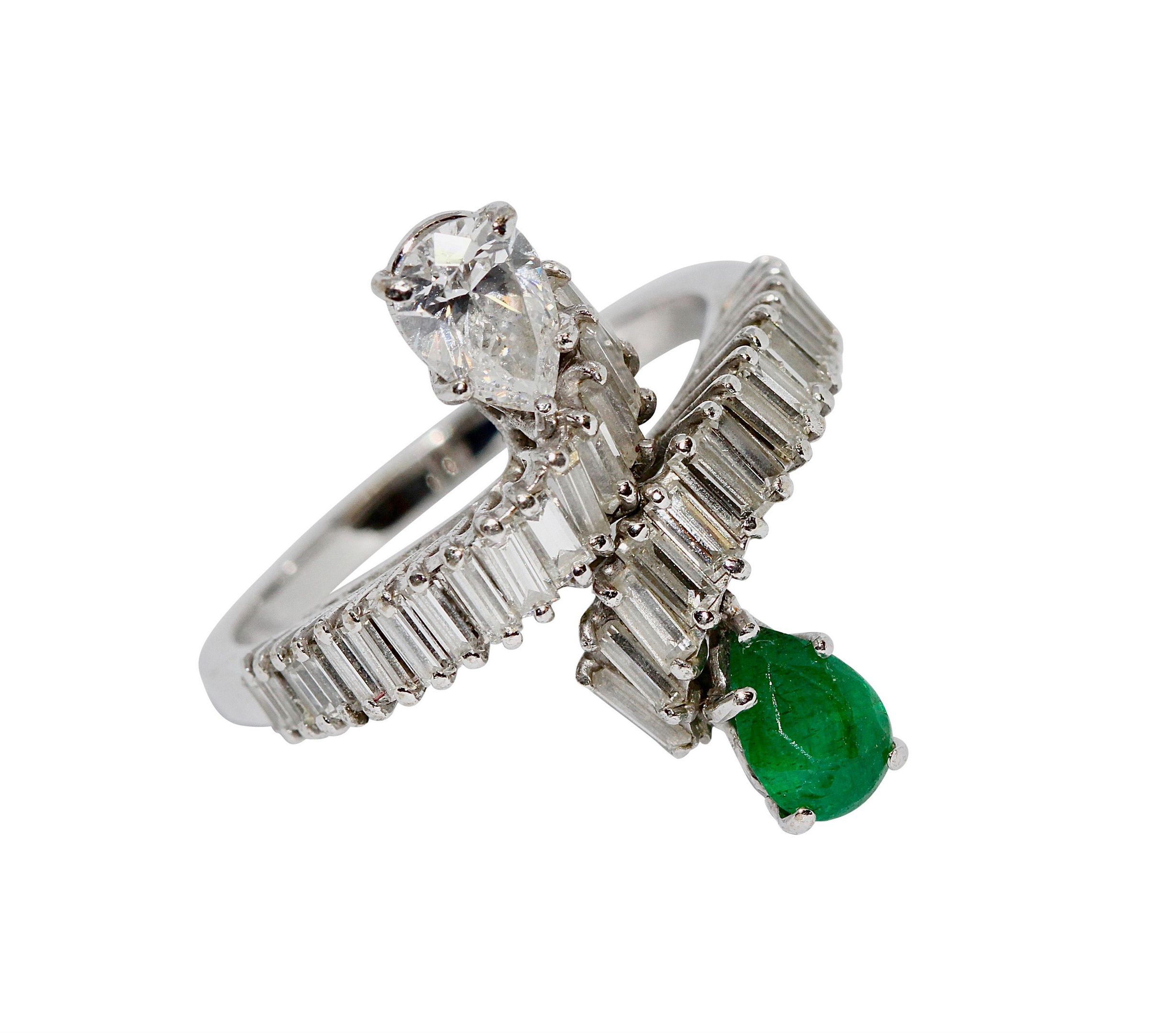 Diamant-Smaragd-Ring in 18 Karat Weißgold mit Baguette-Diamanten