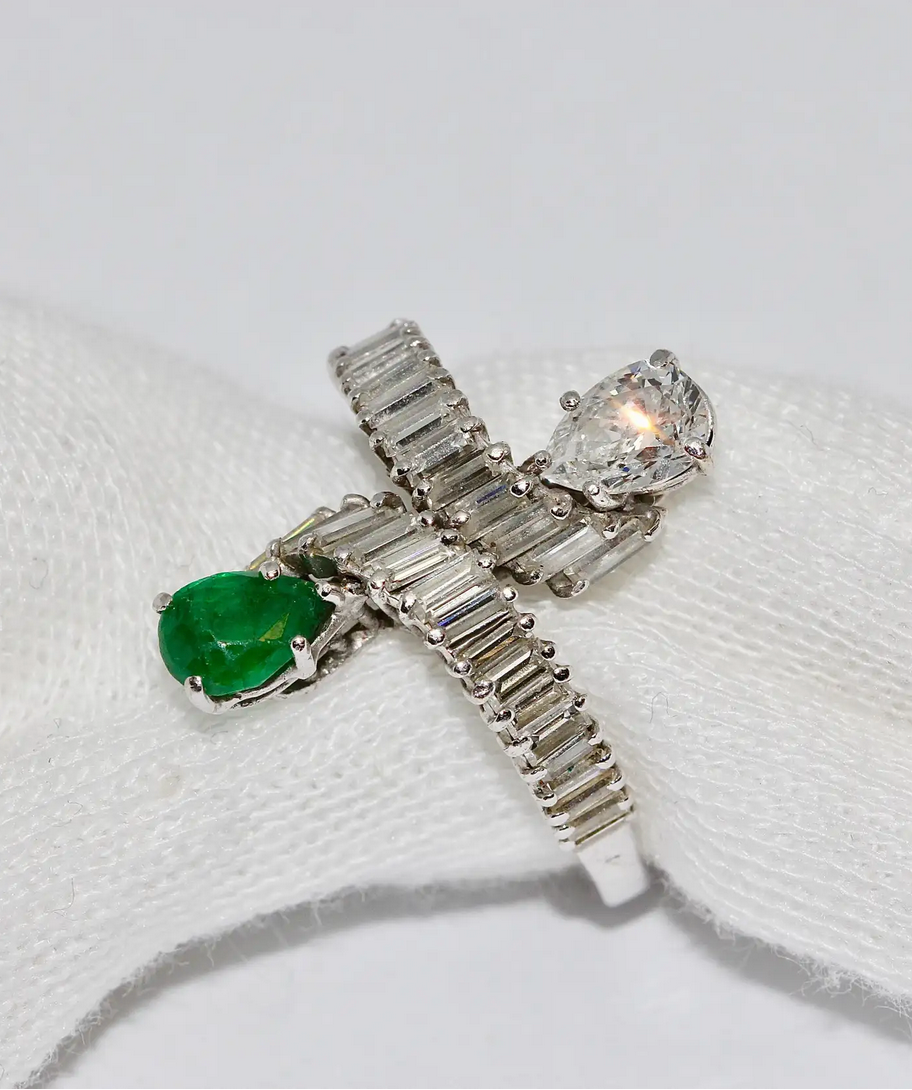 Diamant-Smaragd-Ring in 18 Karat Weißgold mit Baguette-Diamanten