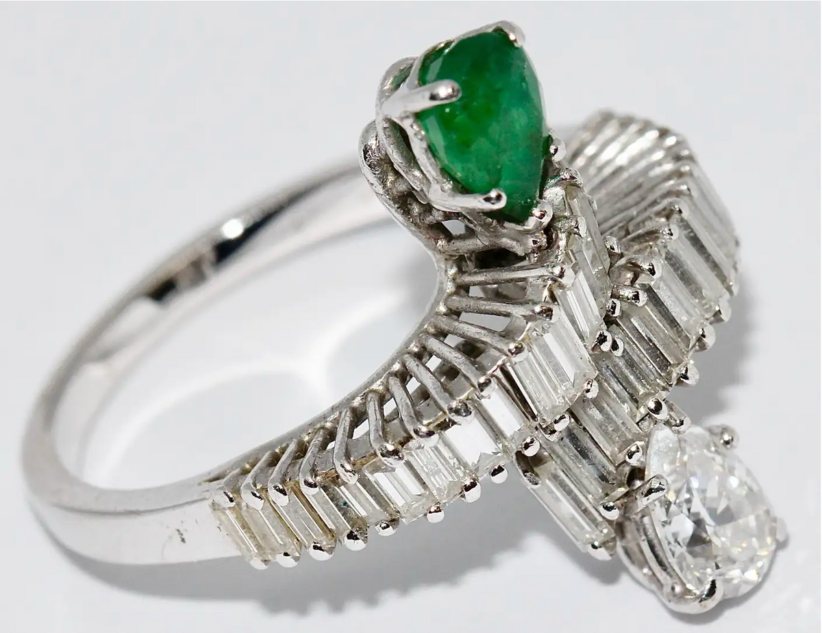 Diamant-Smaragd-Ring in 18 Karat Weißgold mit Baguette-Diamanten
