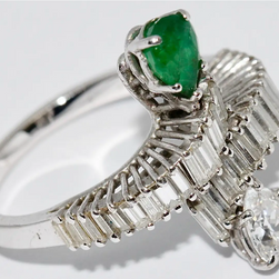 Diamant-Smaragd-Ring in 18 Karat Weißgold mit Baguette-Diamanten