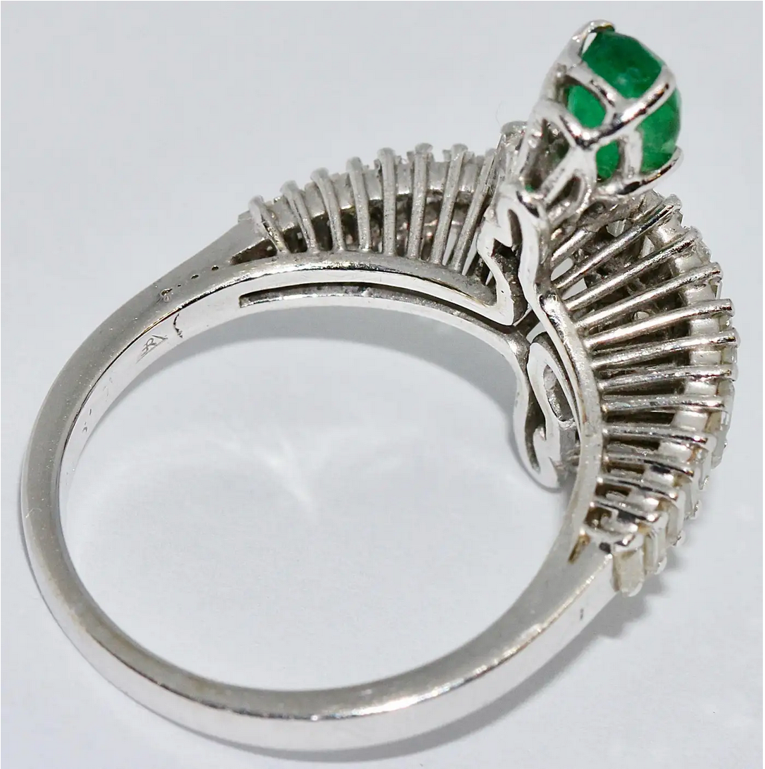 Diamant-Smaragd-Ring in 18 Karat Weißgold mit Baguette-Diamanten