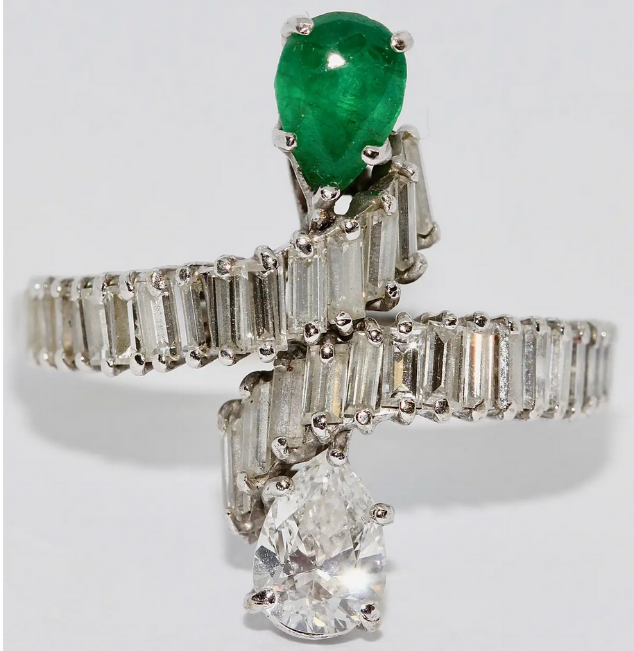 Diamant-Smaragd-Ring in 18 Karat Weißgold mit Baguette-Diamanten