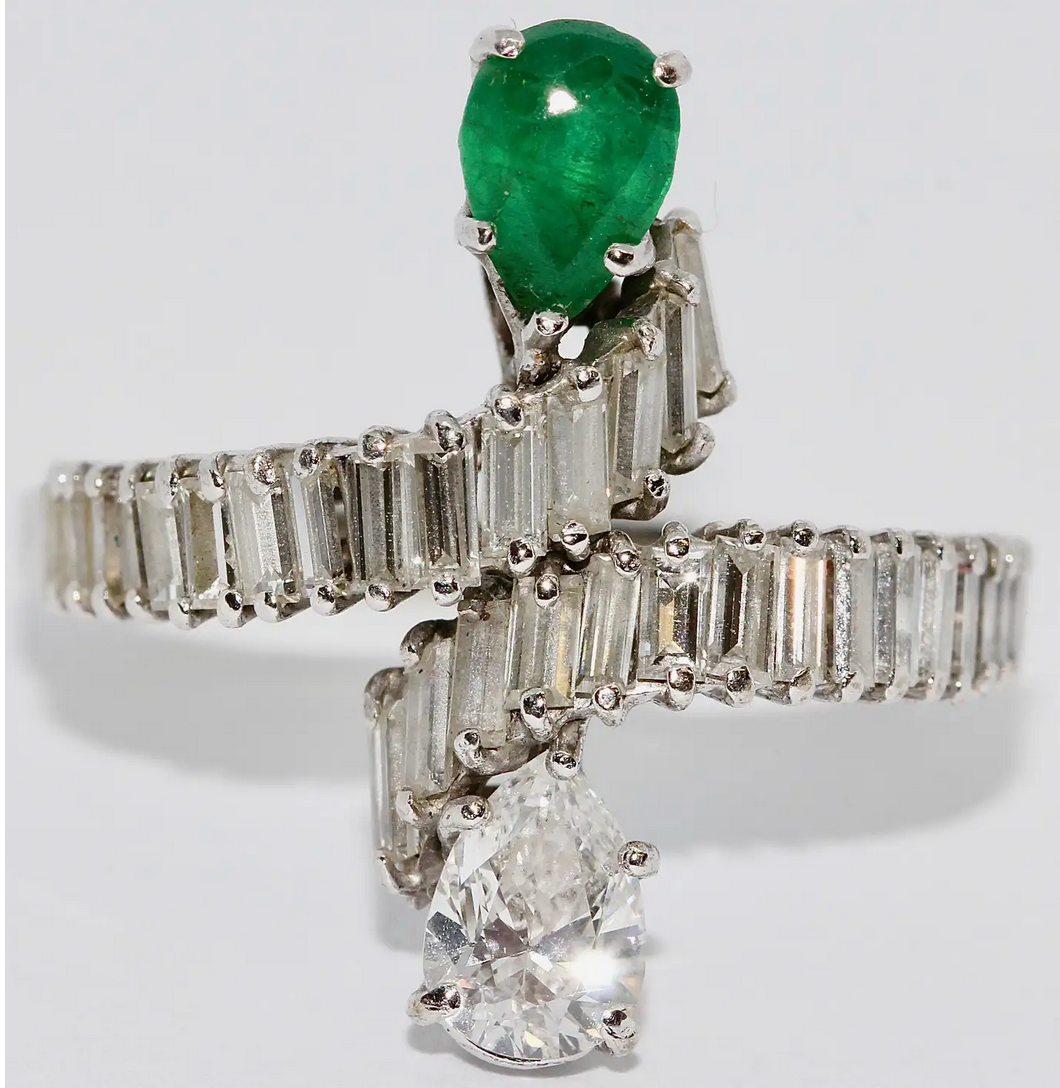 Diamant-Smaragd-Ring in 18 Karat Weißgold mit Baguette-Diamanten