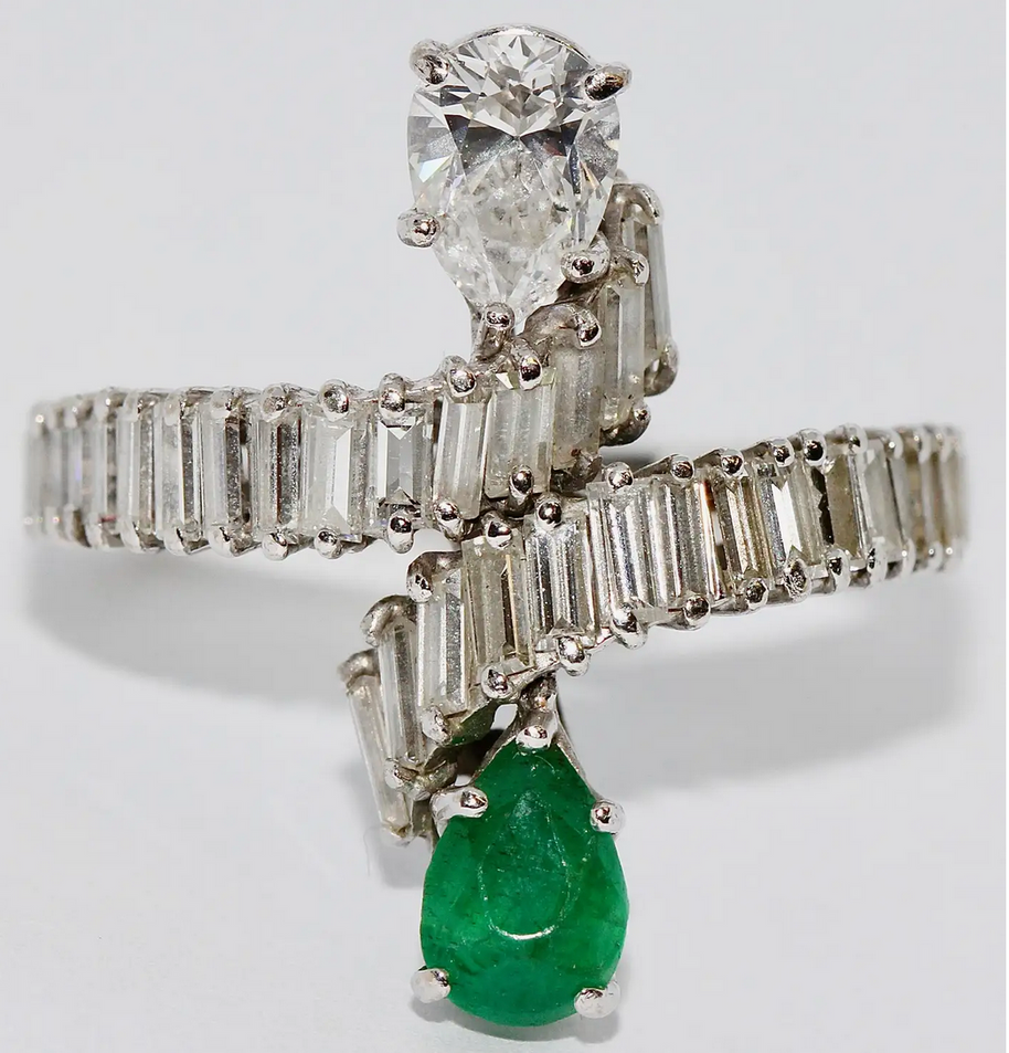 Diamant-Smaragd-Ring in 18 Karat Weißgold mit Baguette-Diamanten