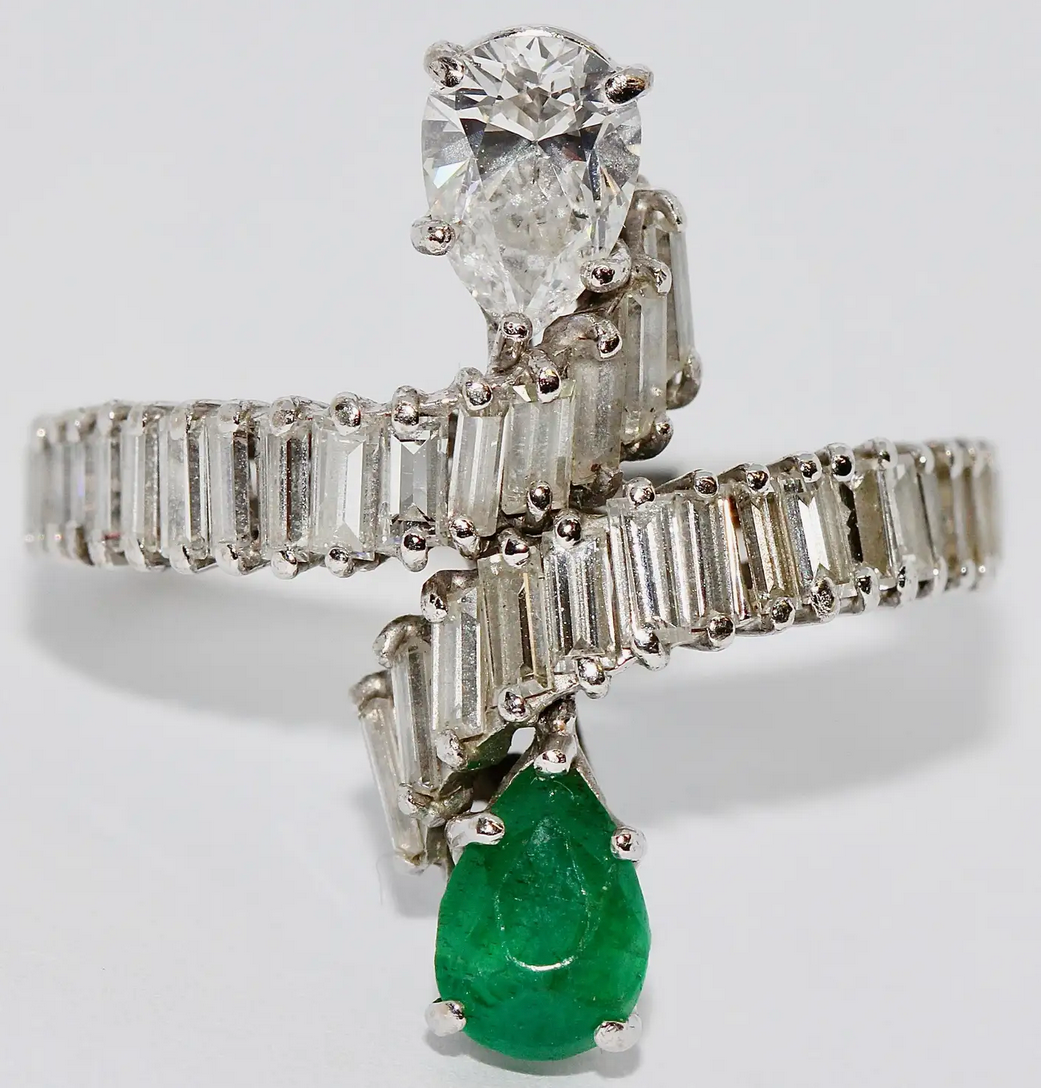 Diamant-Smaragd-Ring in 18 Karat Weißgold mit Baguette-Diamanten