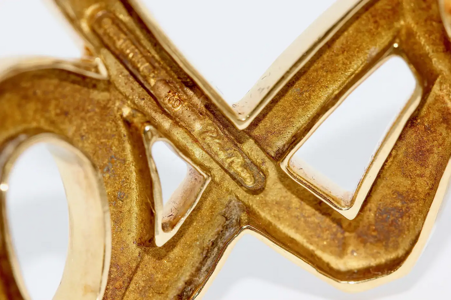 Tiffany & Co. Paloma Picasso Armreif „Love & Kisses XO“ aus 18 Karat Gelbgold