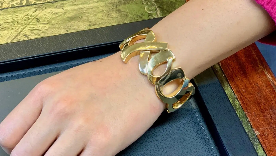 Tiffany & Co. Paloma Picasso Armreif „Love & Kisses XO“ aus 18 Karat Gelbgold