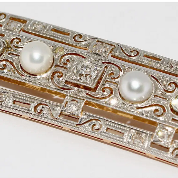 Art-Déco-Brosche aus Weiß- und Gelbgold mit Diamanten und Naturperlen