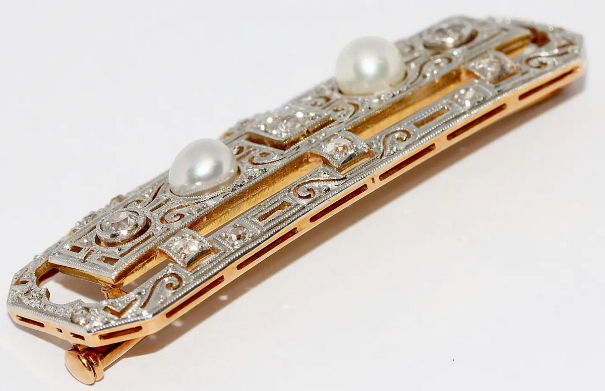 Art-Déco-Brosche aus Weiß- und Gelbgold mit Diamanten und Naturperlen
