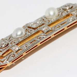 Art-Déco-Brosche aus Weiß- und Gelbgold mit Diamanten und Naturperlen
