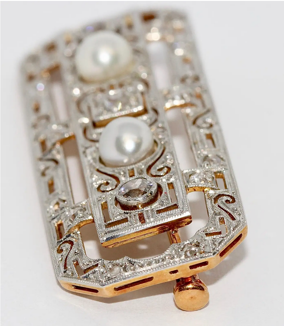Art-Déco-Brosche aus Weiß- und Gelbgold mit Diamanten und Naturperlen