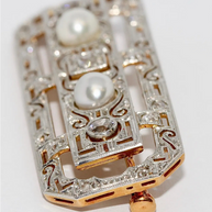 Art-Déco-Brosche aus Weiß- und Gelbgold mit Diamanten und Naturperlen
