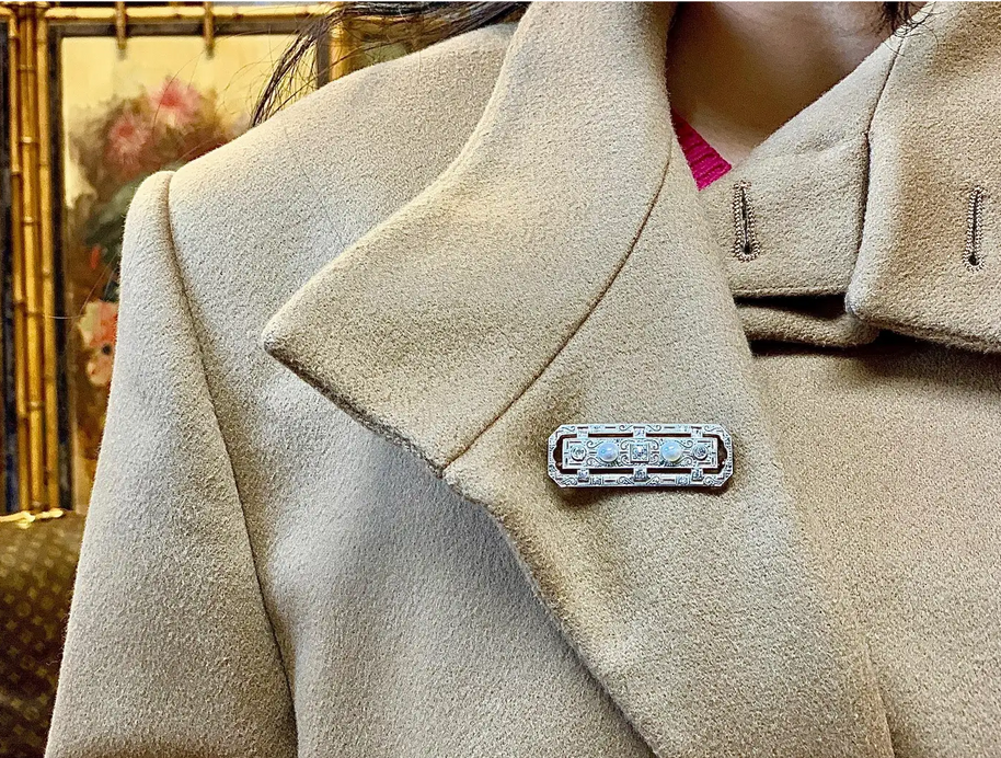 Art-Déco-Brosche aus Weiß- und Gelbgold mit Diamanten und Naturperlen