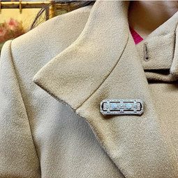 Art-Déco-Brosche aus Weiß- und Gelbgold mit Diamanten und Naturperlen