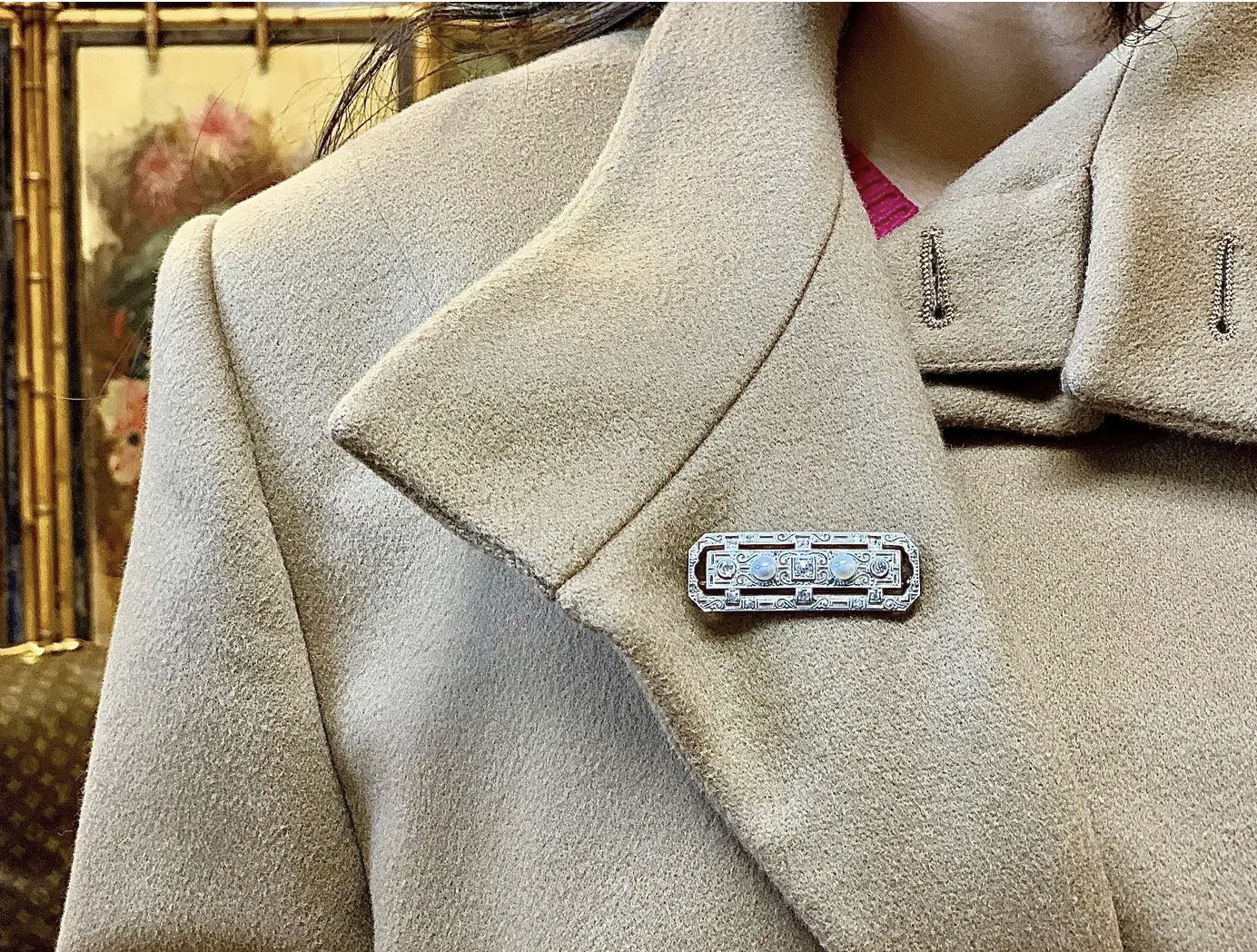 Art-Déco-Brosche aus Weiß- und Gelbgold mit Diamanten und Naturperlen