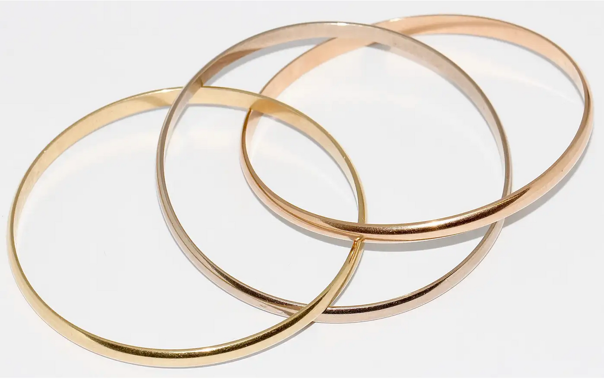 Cartier „Trinity“ Armreif MD aus 18 Karat Gelb-, Weiß- und Roségold