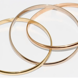 Cartier „Trinity“ Armreif MD aus 18 Karat Gelb-, Weiß- und Roségold