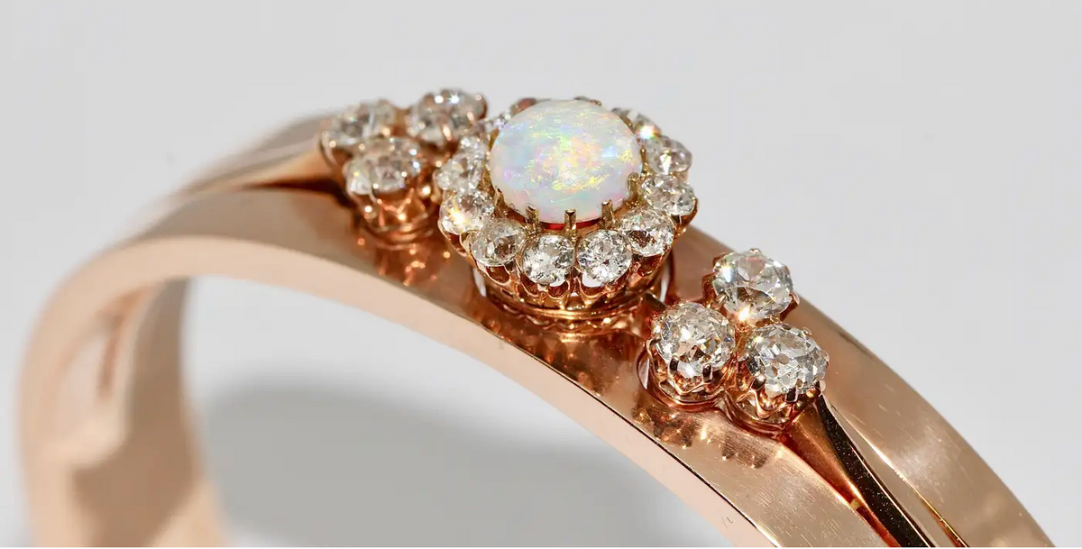 Antiker Damenarmreif mit Opal und Diamanten in 14 Karat Roségold