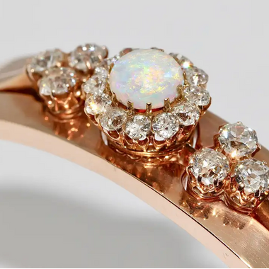 Antiker Damenarmreif mit Opal und Diamanten in 14 Karat Roségold