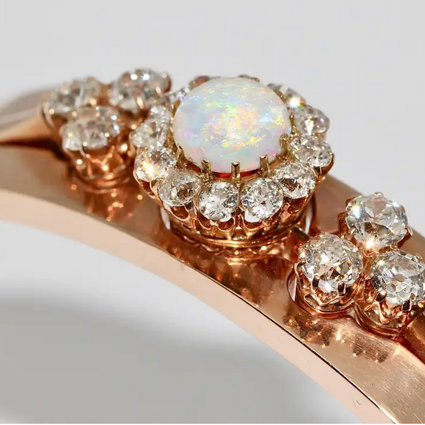 Antiker Damenarmreif mit Opal und Diamanten in 14 Karat Roségold