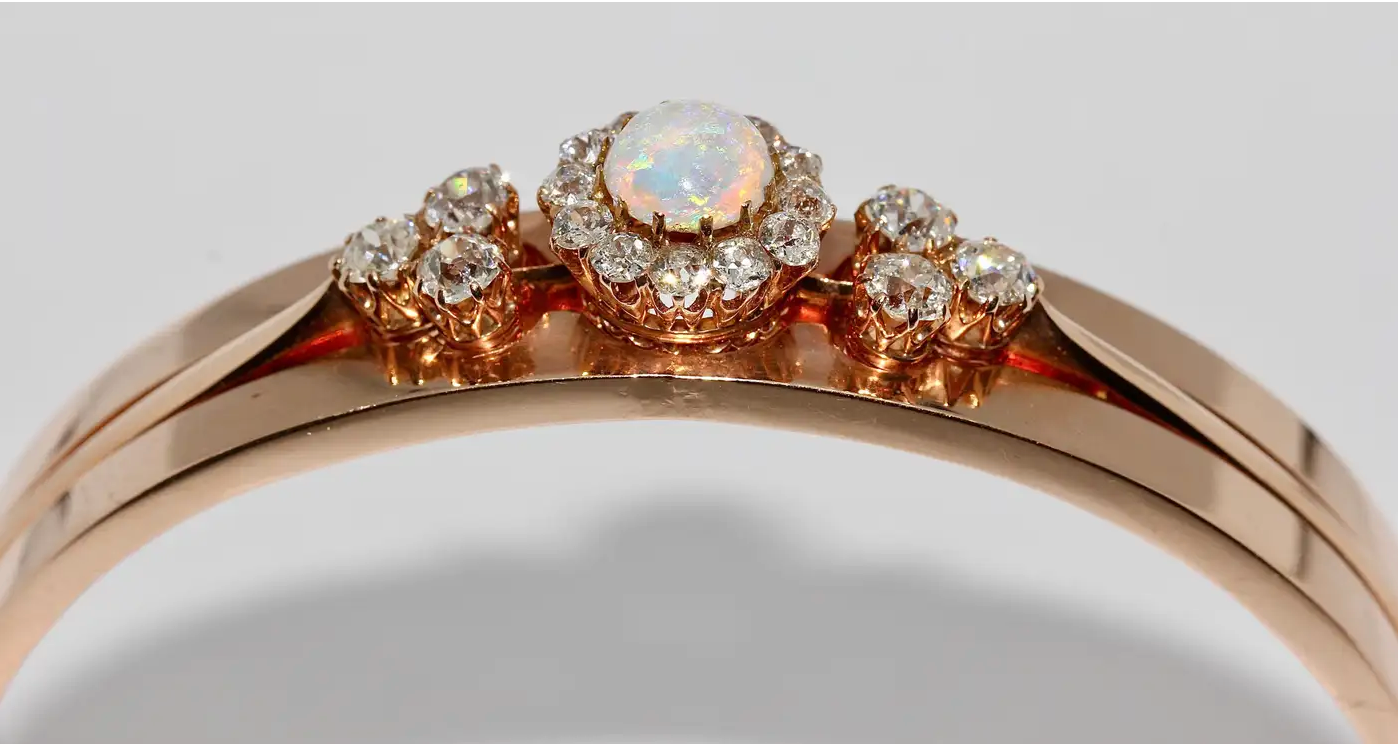 Antiker Damenarmreif mit Opal und Diamanten in 14 Karat Roségold