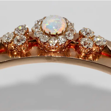 Antiker Damenarmreif mit Opal und Diamanten in 14 Karat Roségold