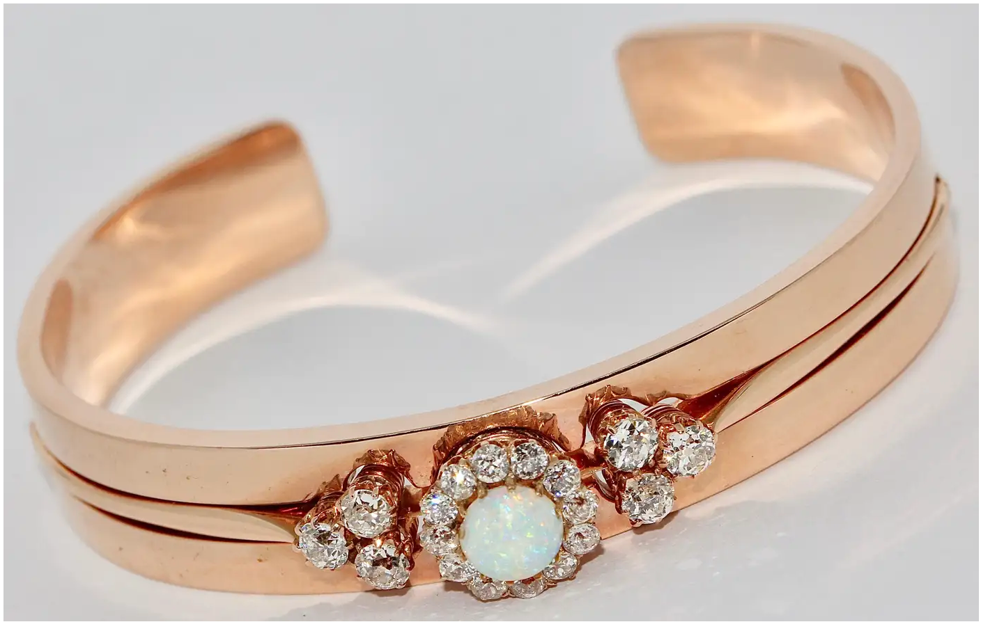 Antiker Damenarmreif mit Opal und Diamanten in 14 Karat Roségold