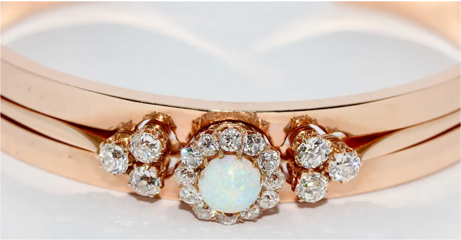 Antiker Damenarmreif mit Opal und Diamanten in 14 Karat Roségold