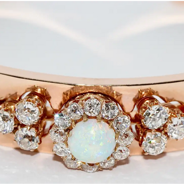 Antiker Damenarmreif mit Opal und Diamanten in 14 Karat Roségold