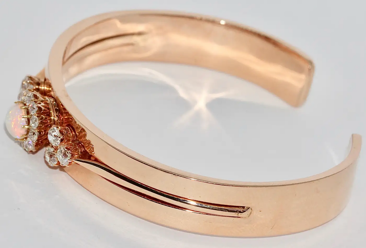 Antiker Damenarmreif mit Opal und Diamanten in 14 Karat Roségold