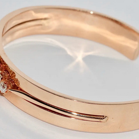 Antiker Damenarmreif mit Opal und Diamanten in 14 Karat Roségold