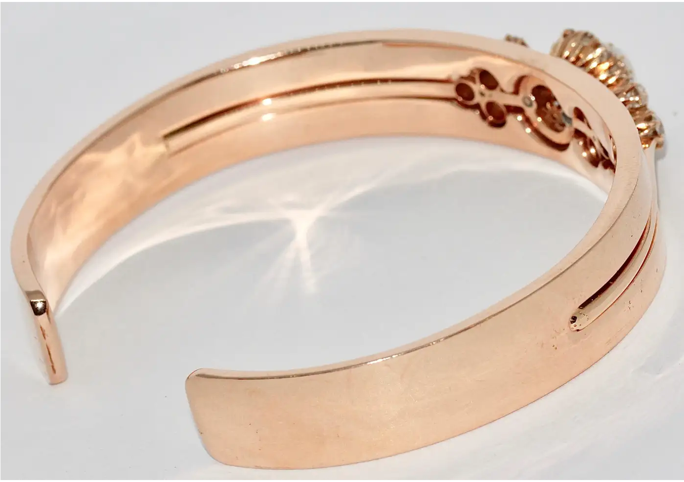 Antiker Damenarmreif mit Opal und Diamanten in 14 Karat Roségold