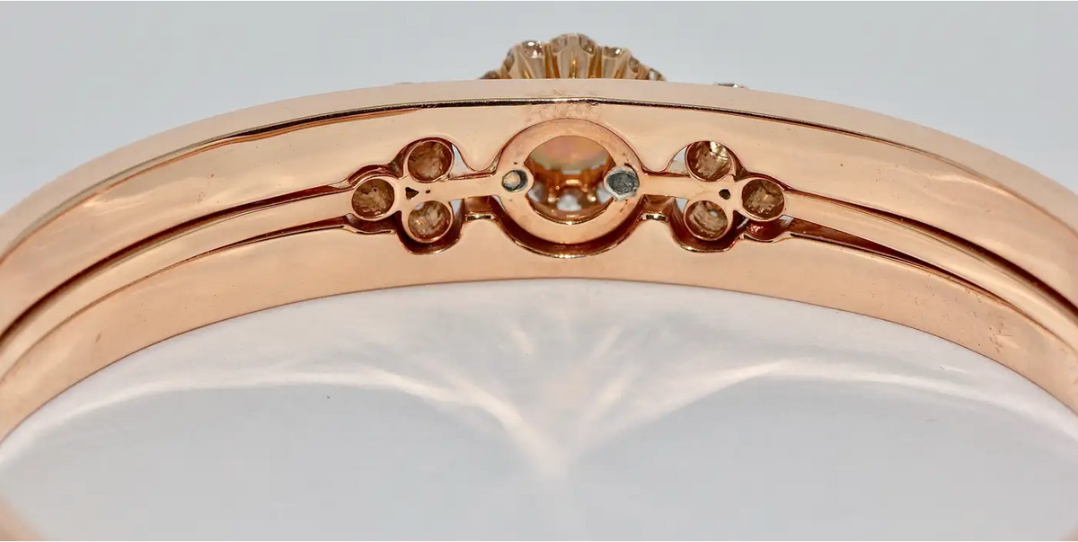 Antiker Damenarmreif mit Opal und Diamanten in 14 Karat Roségold