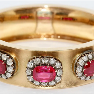 Antiker Damenarmreif mit roten Spinellen und Diamanten in 14 Karat Gelbgold