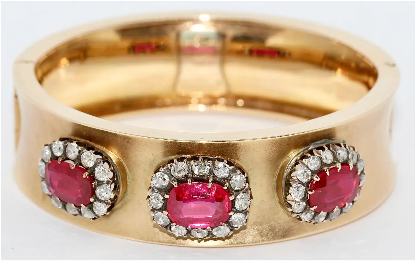 Antiker Damenarmreif mit roten Spinellen und Diamanten in 14 Karat Gelbgold