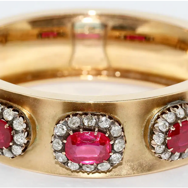 Antiker Damenarmreif mit roten Spinellen und Diamanten in 14 Karat Gelbgold