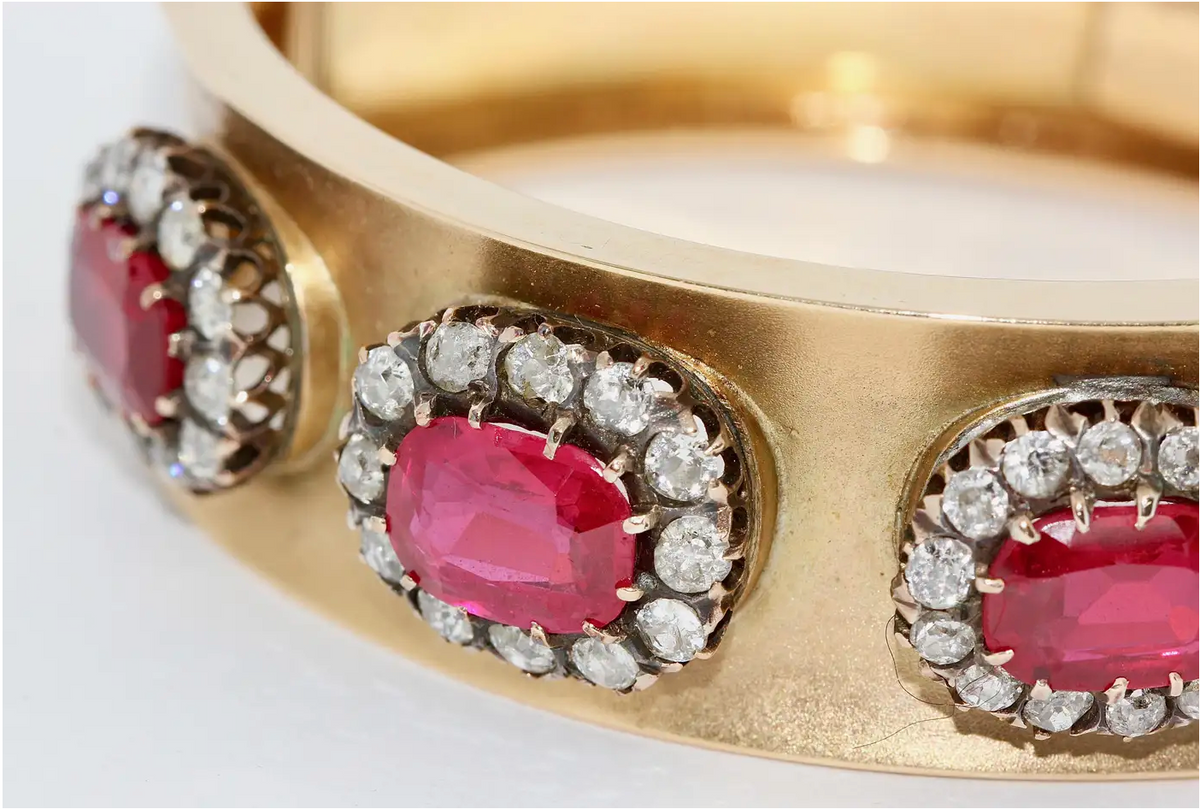 Antiker Damenarmreif mit roten Spinellen und Diamanten in 14 Karat Gelbgold