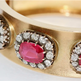 Antiker Damenarmreif mit roten Spinellen und Diamanten in 14 Karat Gelbgold