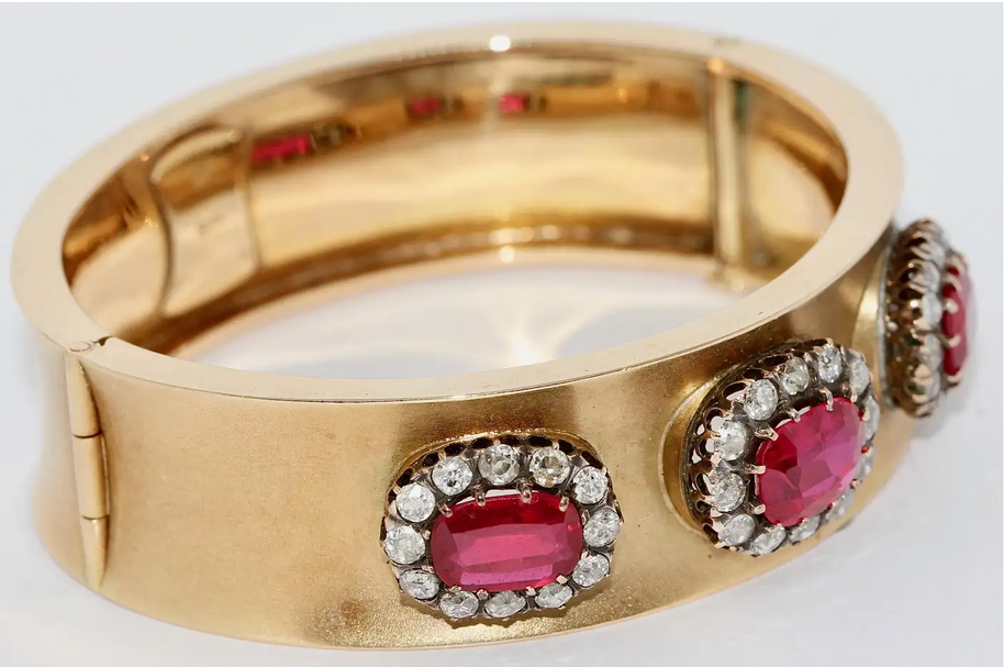 Antiker Damenarmreif mit roten Spinellen und Diamanten in 14 Karat Gelbgold