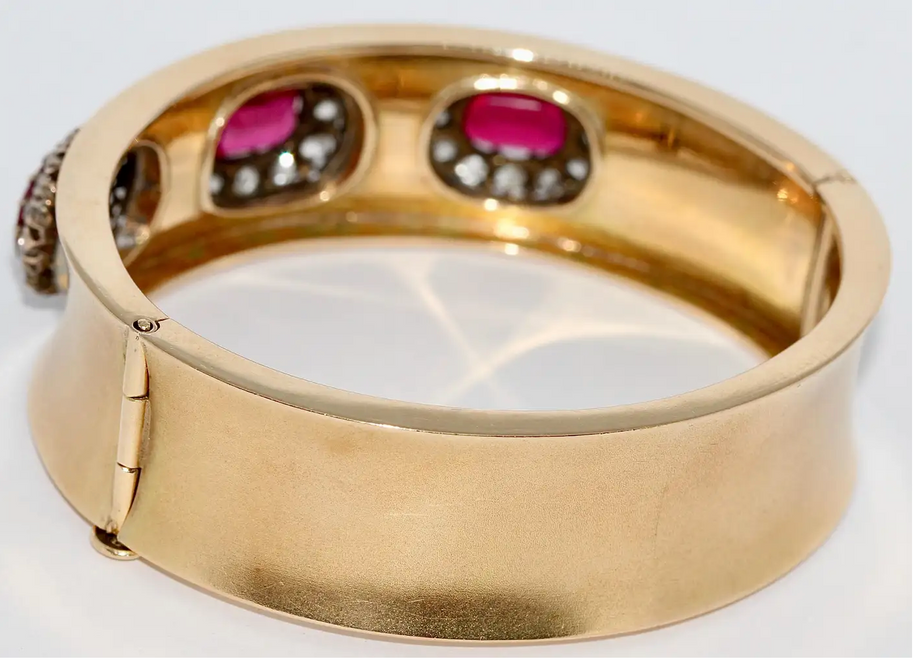 Antiker Damenarmreif mit roten Spinellen und Diamanten in 14 Karat Gelbgold