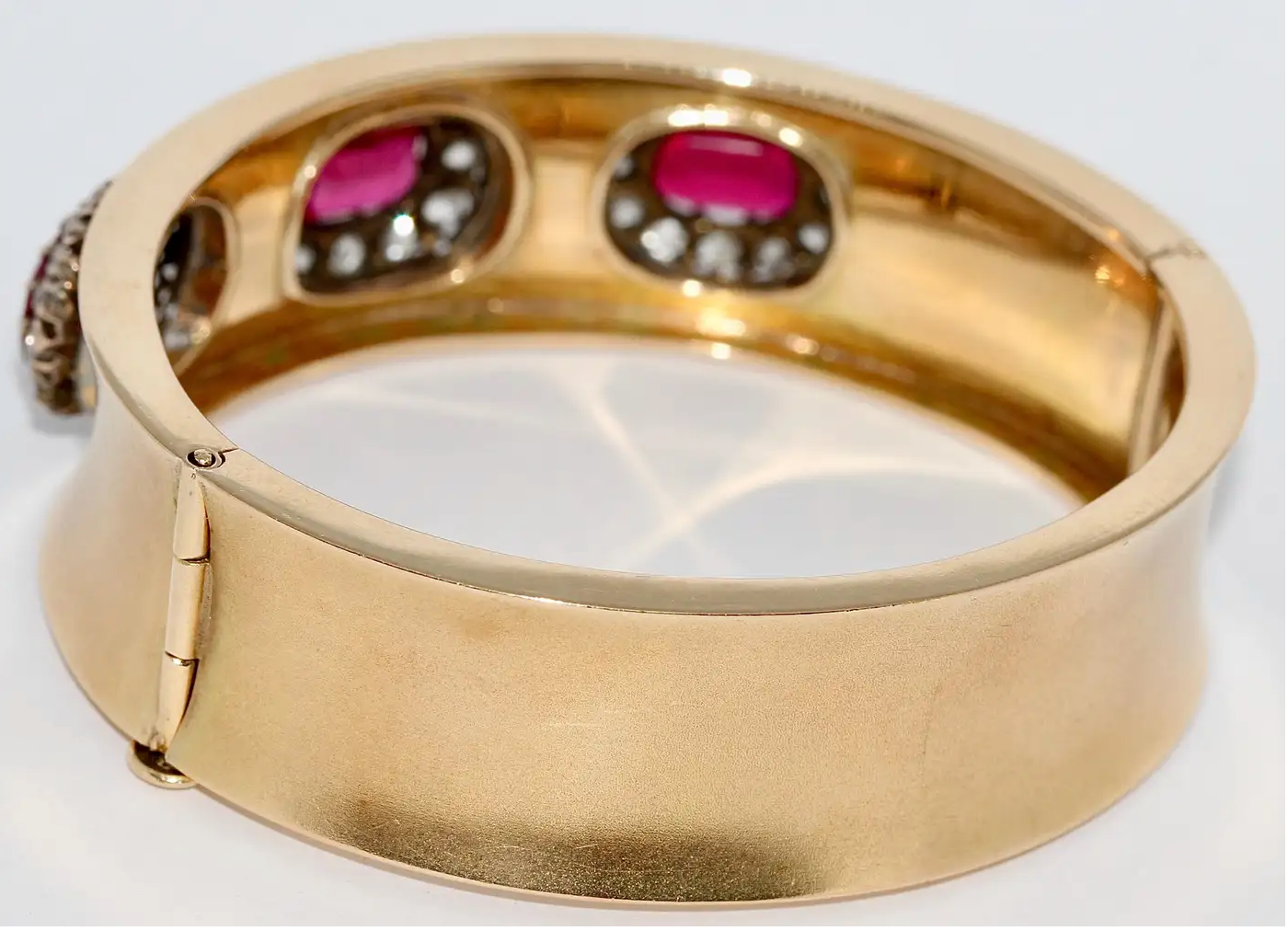 Antiker Damenarmreif mit roten Spinellen und Diamanten in 14 Karat Gelbgold