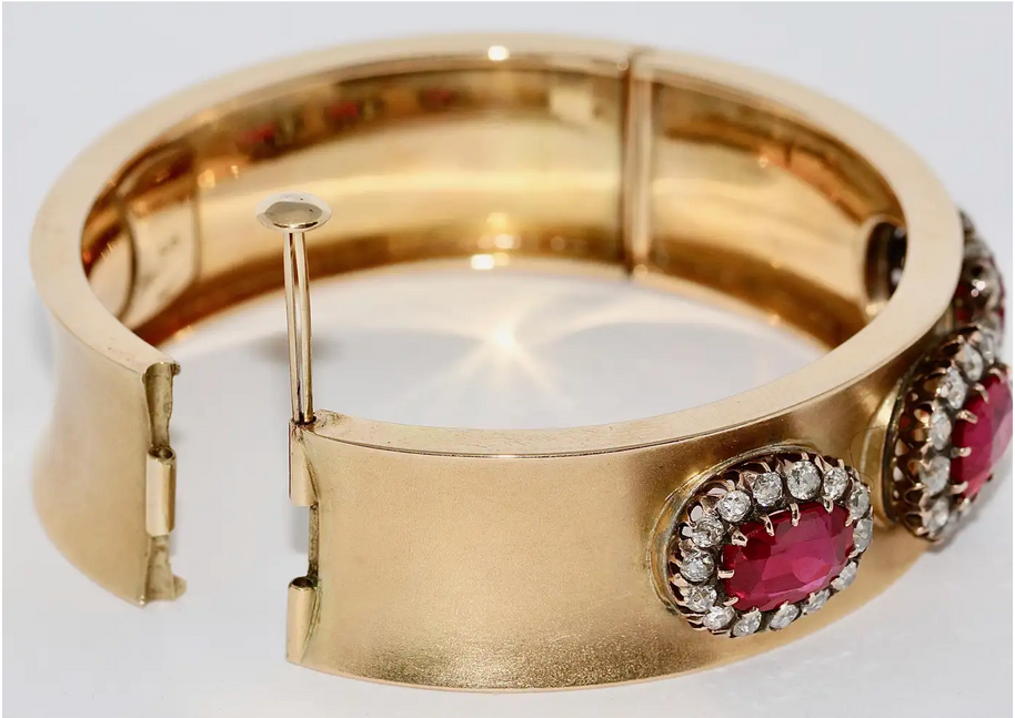 Antiker Damenarmreif mit roten Spinellen und Diamanten in 14 Karat Gelbgold