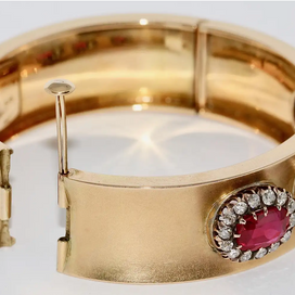 Antiker Damenarmreif mit roten Spinellen und Diamanten in 14 Karat Gelbgold