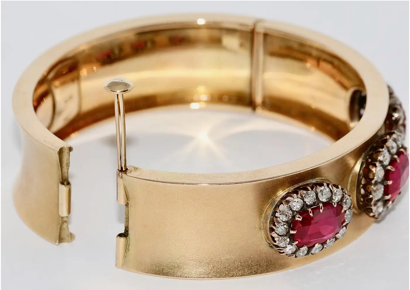 Antiker Damenarmreif mit roten Spinellen und Diamanten in 14 Karat Gelbgold