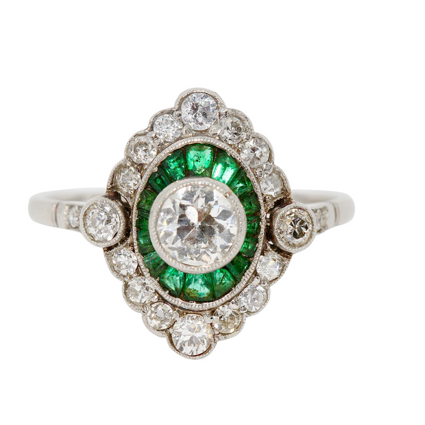 Antiker Ring im Art-Déco-Stil mit Diamanten und Smaragden in Weißgold