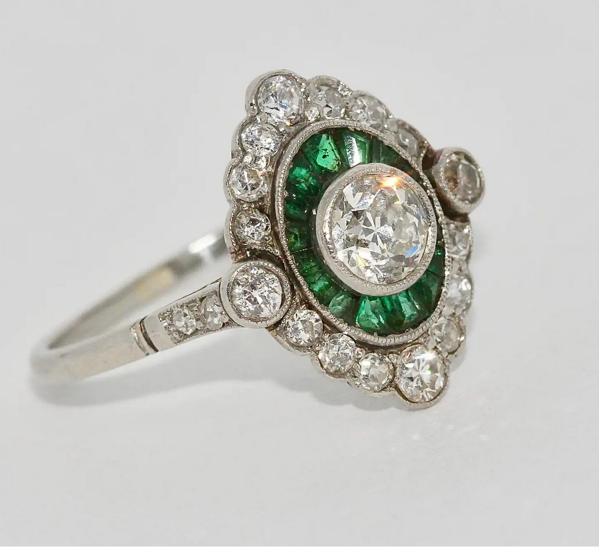 Antiker Ring im Art-Déco-Stil mit Diamanten und Smaragden in Weißgold