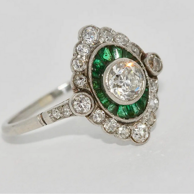 Antiker Ring im Art-Déco-Stil mit Diamanten und Smaragden in Weißgold