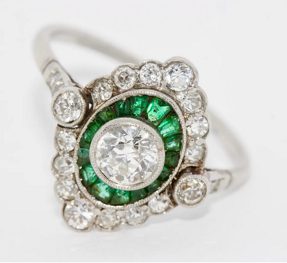 Antiker Ring im Art-Déco-Stil mit Diamanten und Smaragden in Weißgold